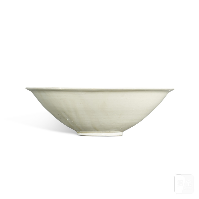 A large Dingyao white-glazed 'day lily' lobed bowl, Northern Song dynasty | 北宋 定窰白釉劃萱草紋花口盌 - 图2